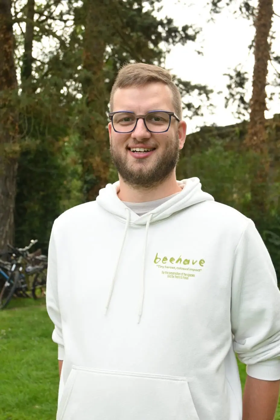 Porträt von Jan Behr im Garten